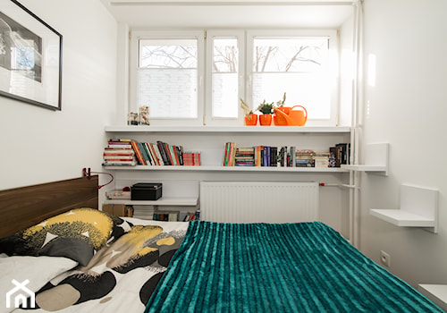 Małe mieszkanie na Saskiej Kępie - Mała biała z biurkiem sypialnia, styl nowoczesny - zdjęcie od Inside Story