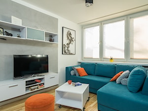 Małe mieszkanie na Saskiej Kępie - Mały biały szary salon, styl nowoczesny - zdjęcie od Inside Story