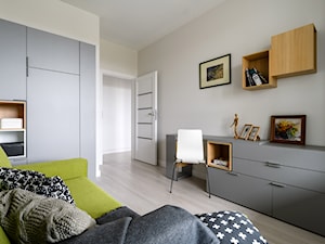 Słodowiec 3 pokoje - Średnie w osobnym pomieszczeniu z sofą z zabudowanym biurkiem białe biuro, styl nowoczesny - zdjęcie od Inside Story
