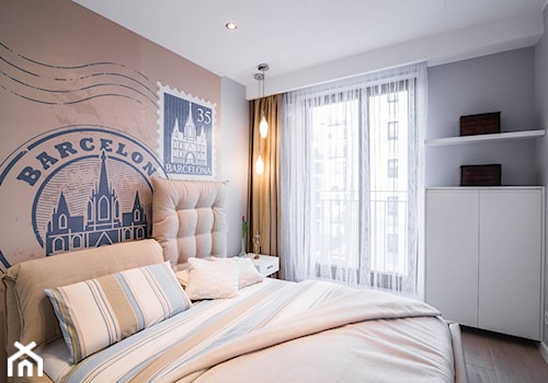 Mieszkanie ze szczyptą klasyki - Średnia beżowa biała sypialnia z balkonem / tarasem, styl skandynawski - zdjęcie od Inside Story