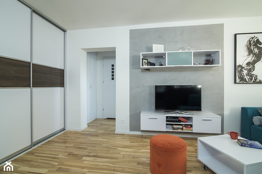 Małe mieszkanie na Saskiej Kępie - Mały biały salon, styl nowoczesny - zdjęcie od Inside Story
