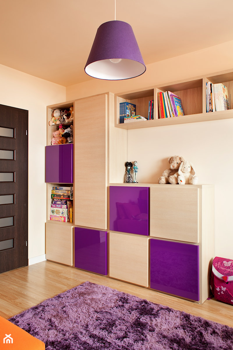 Pokój dziewczynki - Mały beżowy pokój dziecka dla dziecka dla chłopca dla dziewczynki, styl nowoczesny - zdjęcie od Inside Story