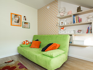 W pomarańczu - Średni biały pokój dziecka dla dziecka dla dziewczynki, styl nowoczesny - zdjęcie od Inside Story