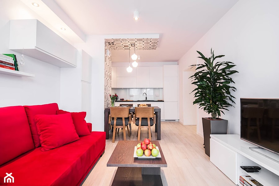 Mieszkanie ze szczyptą klasyki - Mały biały salon z kuchnią z jadalnią, styl skandynawski - zdjęcie od Inside Story