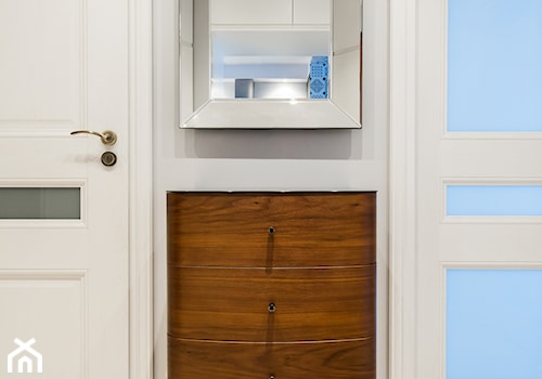 Mieszkanie ze szczyptą klasyki - Średni biały hol / przedpokój, styl skandynawski - zdjęcie od Inside Story
