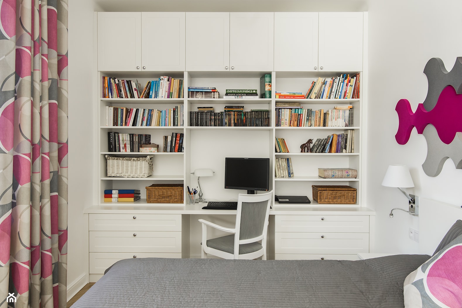 Biała sypialnia - Mała sypialnia, styl tradycyjny - zdjęcie od Inside Story - Homebook