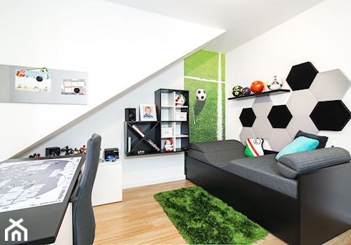 Pokój małego piłkarza - Średni biały pokój dziecka dla dziecka dla nastolatka dla chłopca, styl nowoczesny - zdjęcie od Inside Story