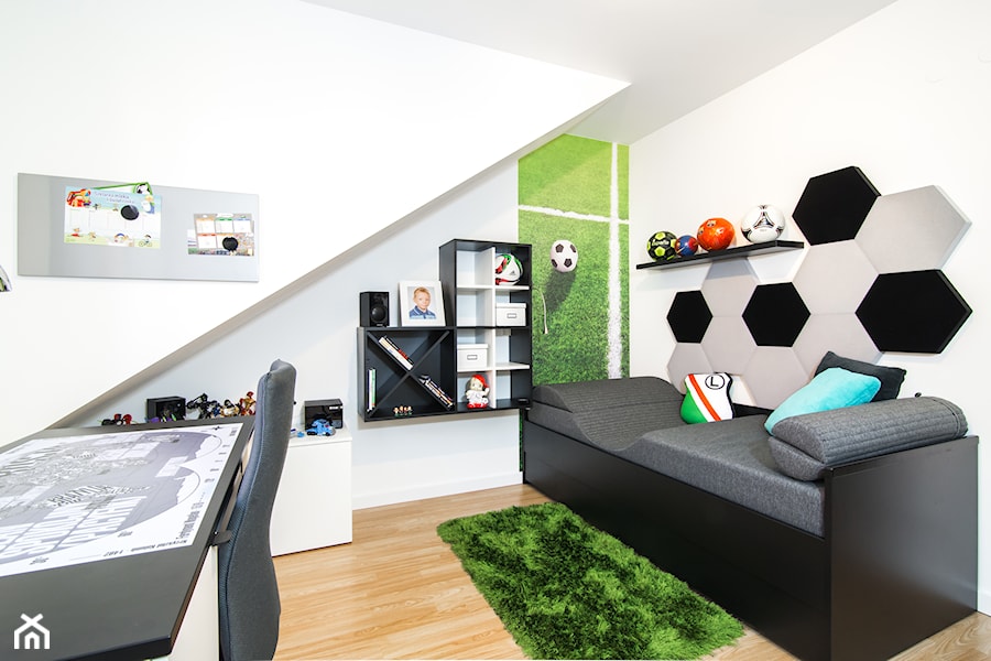 Pokój małego piłkarza - Średni biały pokój dziecka dla dziecka dla nastolatka dla chłopca, styl nowoczesny - zdjęcie od Inside Story