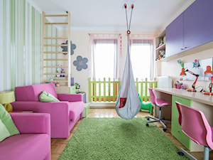 Duży beżowy pokój dziecka dla dziecka dla dziewczynki, styl minimalistyczny - zdjęcie od Inside Story