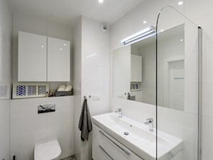 Słodowiec 3 pokoje - Mała na poddaszu bez okna z dwoma umywalkami łazienka, styl nowoczesny - zdjęcie od Inside Story