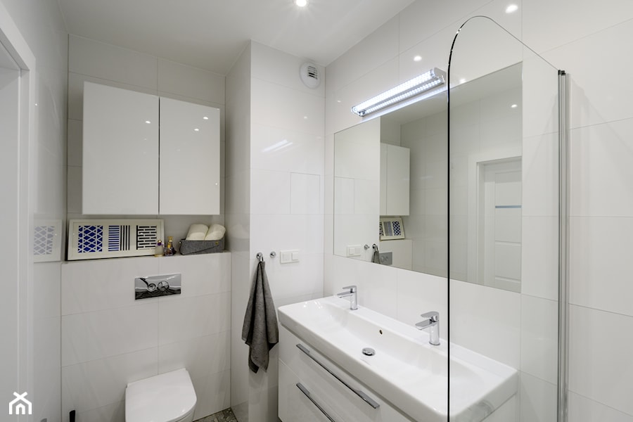 Słodowiec 3 pokoje - Mała na poddaszu bez okna z dwoma umywalkami łazienka, styl nowoczesny - zdjęcie od Inside Story