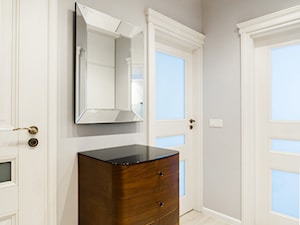 Mieszkanie ze szczyptą klasyki - Średni szary hol / przedpokój, styl skandynawski - zdjęcie od Inside Story
