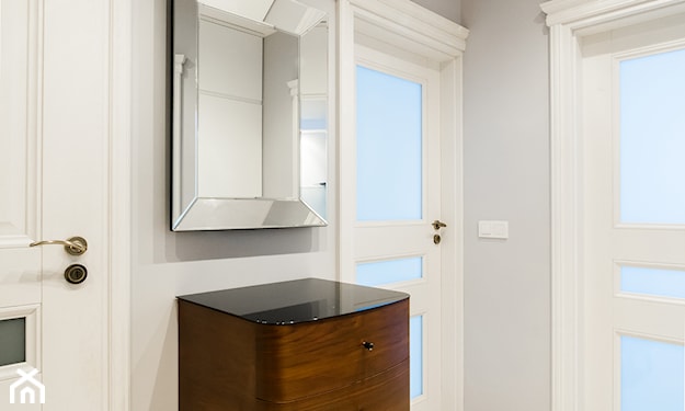 drewniana szafka w korytarzu, biały korytarz, białe drzwi