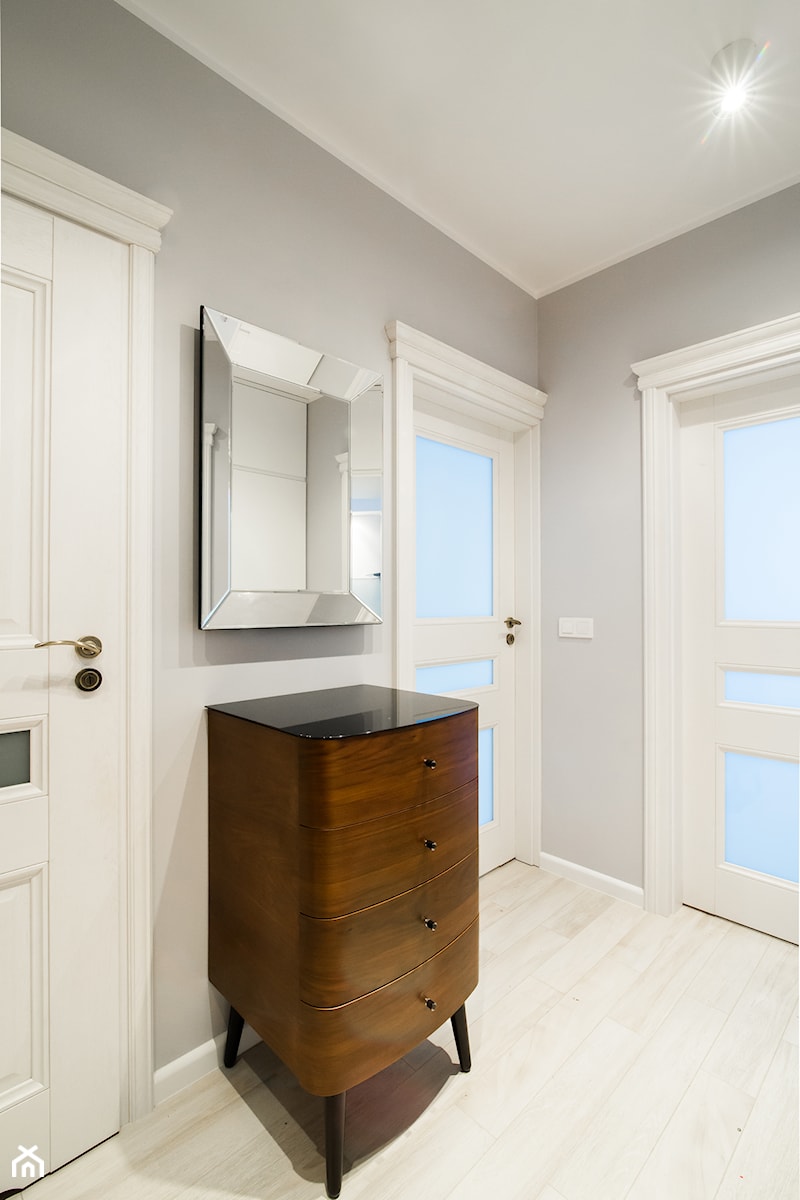 Mieszkanie ze szczyptą klasyki - Średni szary hol / przedpokój, styl skandynawski - zdjęcie od Inside Story