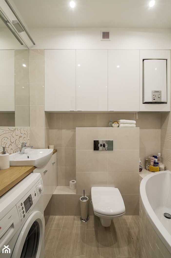 Beżowa łazienka z wanną - Łazienka, styl nowoczesny - zdjęcie od Inside Story - Homebook