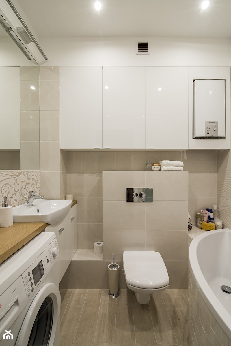 Beżowa łazienka z wanną - Łazienka, styl nowoczesny - zdjęcie od Inside Story