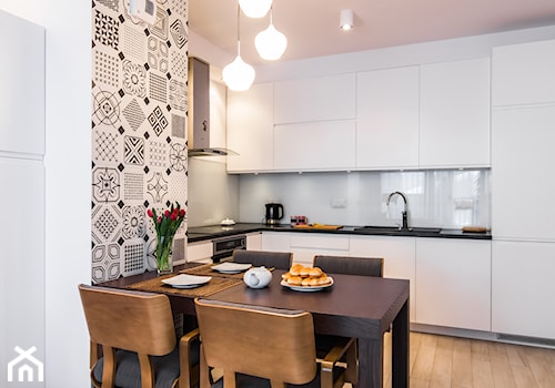 Mieszkanie ze szczyptą klasyki - Średnia otwarta z kamiennym blatem biała szara z zabudowaną lodówką z podblatowym zlewozmywakiem kuchnia w kształcie litery l, styl skandynawski - zdjęcie od Inside Story