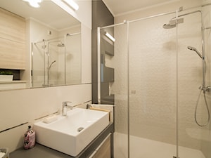 Artystyczny Żoliborz I - Mała bez okna z lustrem łazienka, styl skandynawski - zdjęcie od Inside Story