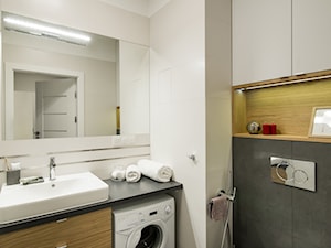 Na Bielanach - Średnia bez okna z pralką / suszarką łazienka, styl skandynawski - zdjęcie od Inside Story