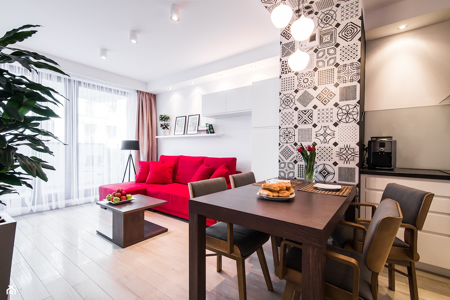 Mieszkanie ze szczyptą klasyki - Średnia biała jadalnia w kuchni, styl skandynawski - zdjęcie od Inside Story - Homebook