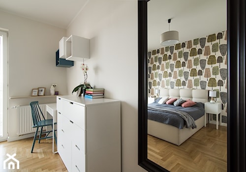 Artystyczny Żoliborz I - Średnia biała z biurkiem sypialnia, styl skandynawski - zdjęcie od Inside Story