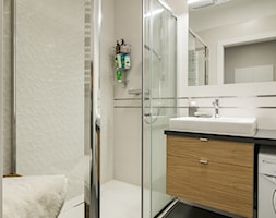 Na Bielanach - Mała bez okna z pralką / suszarką z lustrem łazienka, styl skandynawski - zdjęcie od Inside Story - Homebook