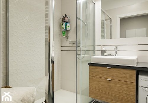 Na Bielanach - Mała bez okna z pralką / suszarką z lustrem łazienka, styl skandynawski - zdjęcie od Inside Story