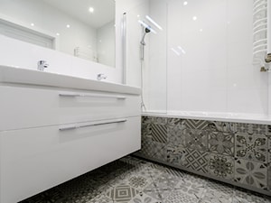 Słodowiec 3 pokoje - Mała bez okna z dwoma umywalkami z punktowym oświetleniem łazienka, styl nowoczesny - zdjęcie od Inside Story