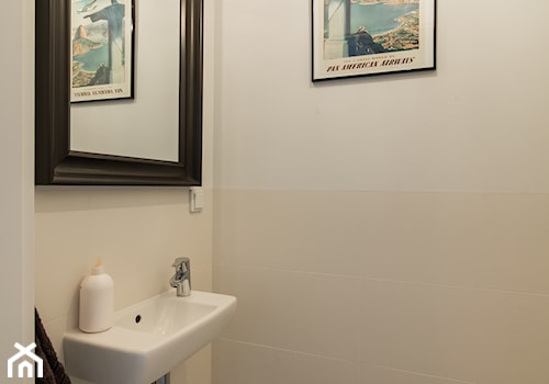 Artystyczny Żoliborz I - Mała z lustrem łazienka, styl skandynawski - zdjęcie od Inside Story
