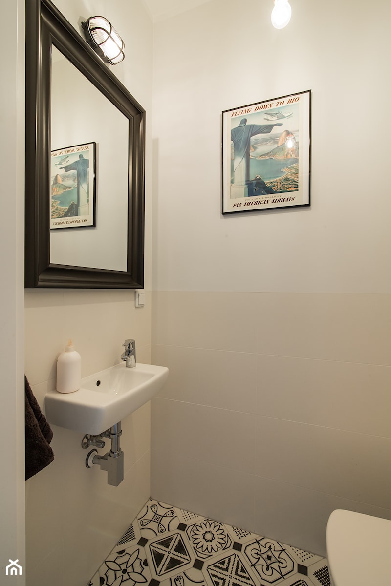 Artystyczny Żoliborz I - Mała z lustrem łazienka, styl skandynawski - zdjęcie od Inside Story
