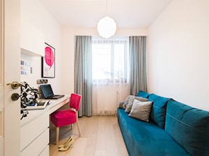 Mieszkanie ze szczyptą klasyki - Średnie z sofą białe biuro, styl skandynawski - zdjęcie od Inside Story