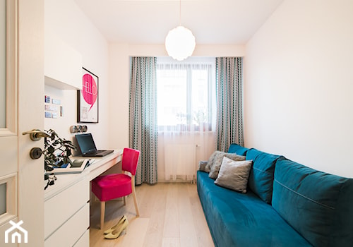 Mieszkanie ze szczyptą klasyki - Średnie z sofą białe biuro, styl skandynawski - zdjęcie od Inside Story
