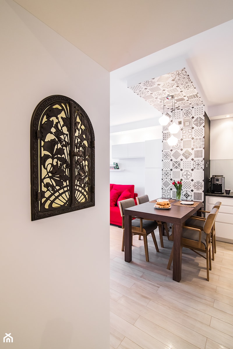 Mieszkanie ze szczyptą klasyki - Mała otwarta z salonem z kamiennym blatem biała szara z zabudowaną lodówką z lodówką wolnostojącą kuchnia jednorzędowa, styl skandynawski - zdjęcie od Inside Story