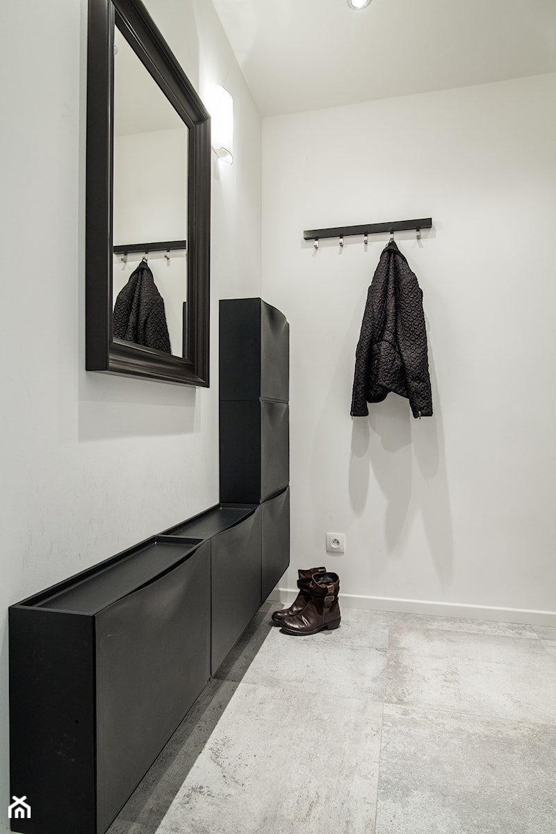 Małe mieszkanie na Saskiej Kępie - Średni z wieszakiem biały hol / przedpokój, styl nowoczesny - zdjęcie od Inside Story