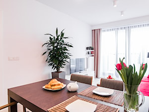 Mieszkanie ze szczyptą klasyki - Średnia biała jadalnia w salonie, styl skandynawski - zdjęcie od Inside Story