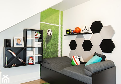 Pokój małego piłkarza - Mały biały z panelami tapicerowanymi pokój dziecka dla dziecka dla chłopca, styl nowoczesny - zdjęcie od Inside Story