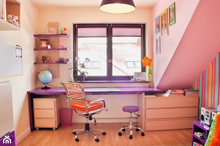 Pokój dziewczynki - Średni pomarańczowy różowy pokój dziecka dla dziecka dla dziewczynki, styl nowoczesny - zdjęcie od Inside Story