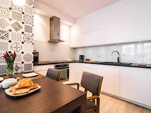 Mieszkanie ze szczyptą klasyki - Średnia otwarta z salonem biała z zabudowaną lodówką z podblatowym zlewozmywakiem kuchnia w kształcie litery l, styl skandynawski - zdjęcie od Inside Story
