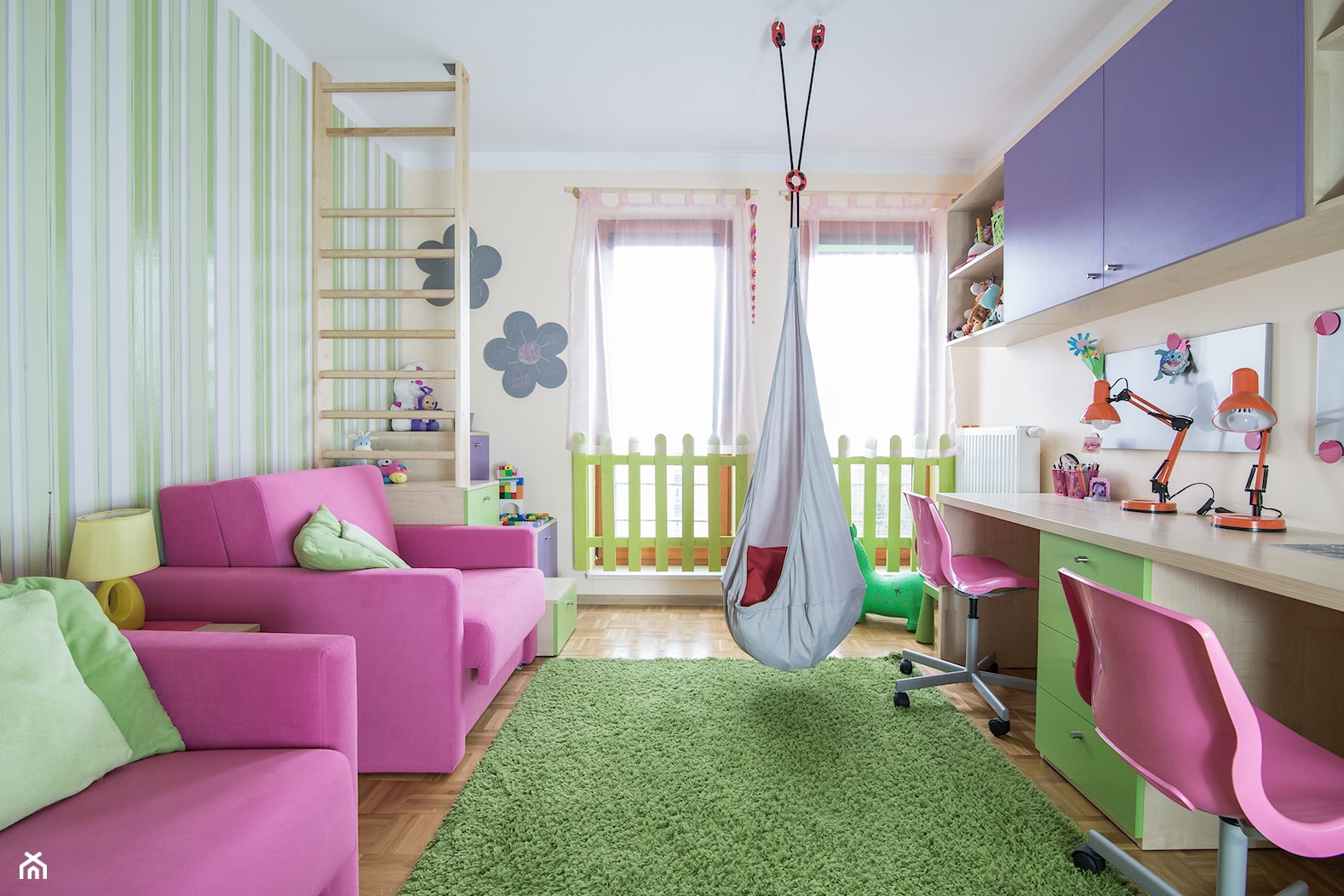 W kolorach łąki - Duży beżowy biały zielony pokój dziecka dla dziecka dla dziewczynki dla rodzeństwa, styl nowoczesny - zdjęcie od Inside Story - Homebook