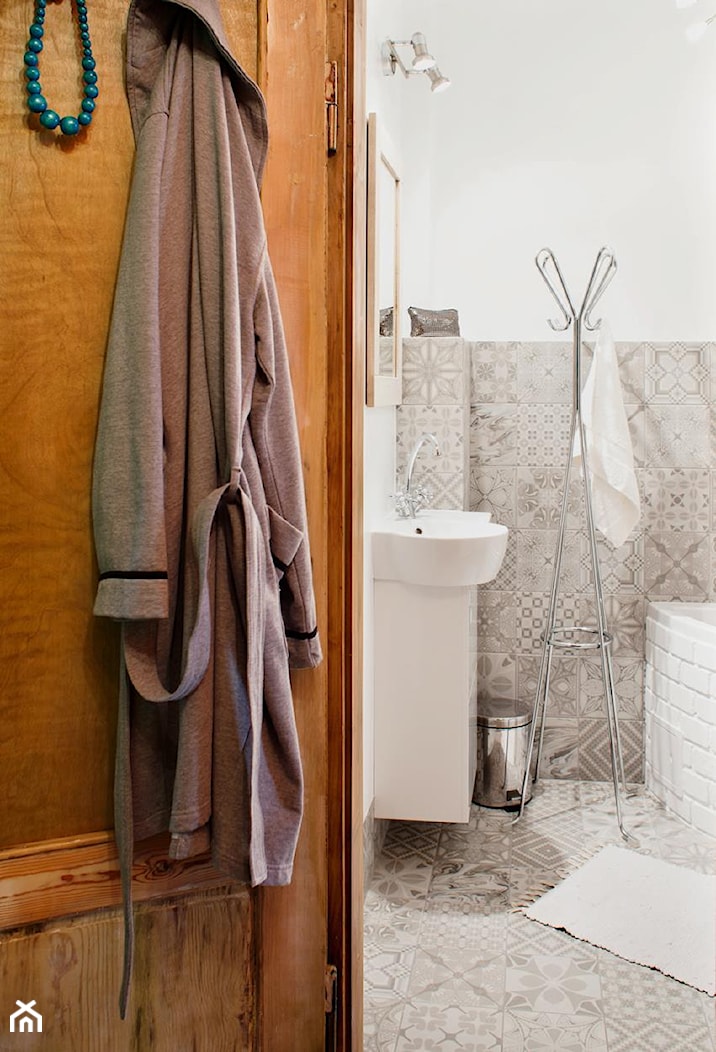 W przedwojennej kamienicy - Mała bez okna z lustrem łazienka, styl vintage - zdjęcie od Inside Story - Homebook