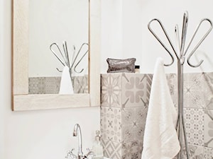 W przedwojennej kamienicy - Mała bez okna z lustrem łazienka, styl vintage - zdjęcie od Inside Story