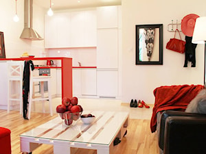 Salon z kuchnią w czerwieni. - zdjęcie od Inside Story