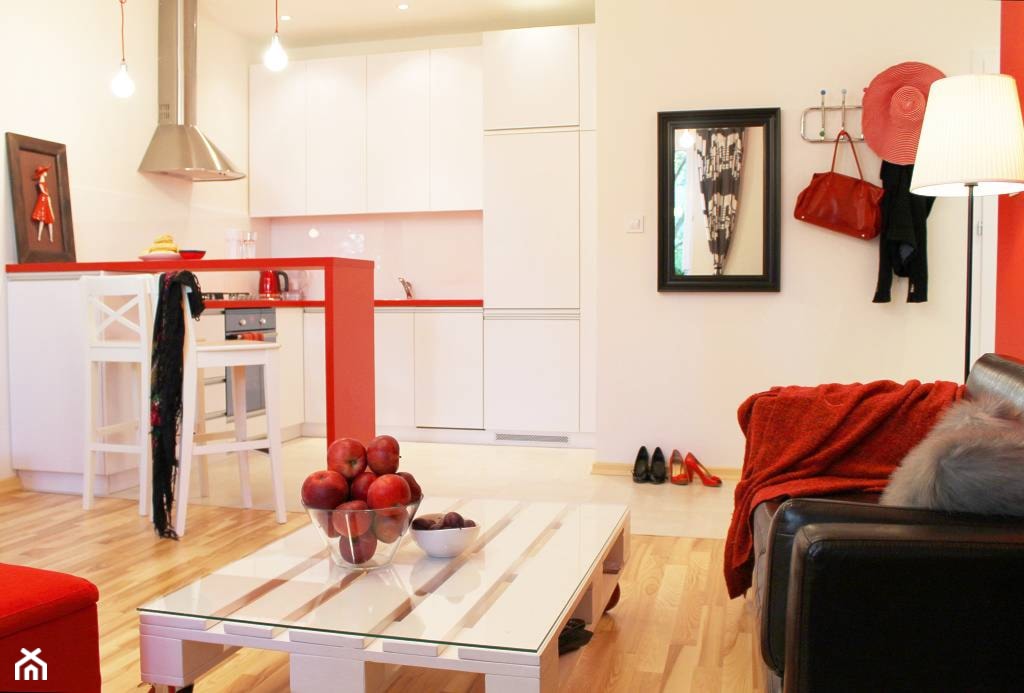 Salon z kuchnią w czerwieni. - zdjęcie od Inside Story - Homebook