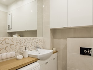 Beżowa łazienka z wanną - Łazienka, styl nowoczesny - zdjęcie od Inside Story