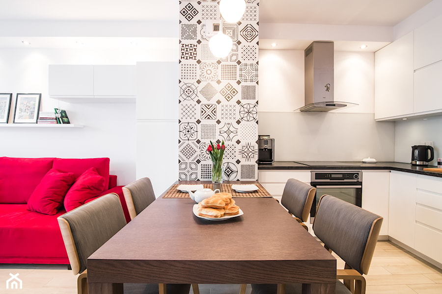 Mieszkanie ze szczyptą klasyki - Średnia biała czarna jadalnia w kuchni, styl skandynawski - zdjęcie od Inside Story