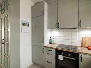 Artystyczny Żoliborz I - Mała otwarta biała z zabudowaną lodówką kuchnia jednorzędowa, styl skandynawski - zdjęcie od Inside Story