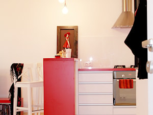 Salon z kuchnią w czerwieni. - Kuchnia, styl nowoczesny - zdjęcie od Inside Story