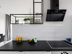 Słodowiec 3 pokoje - Mała zamknięta z kamiennym blatem biała z zabudowaną lodówką kuchnia jednorzędowa, styl nowoczesny - zdjęcie od Inside Story