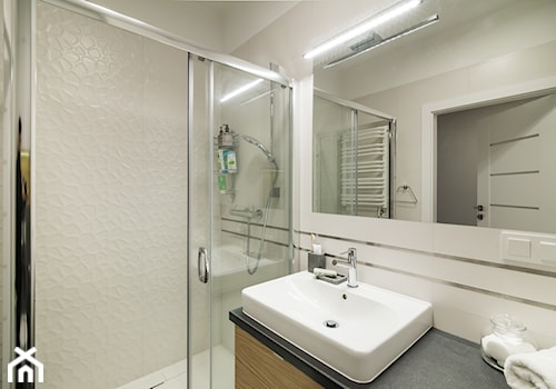 Na Bielanach - Mała bez okna z lustrem łazienka, styl skandynawski - zdjęcie od Inside Story