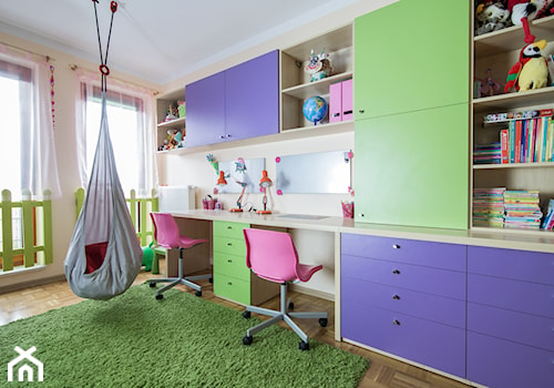 Duży beżowy pokój dziecka dla dziecka dla dziewczynki dla rodzeństwa, styl minimalistyczny - zdjęcie od Inside Story